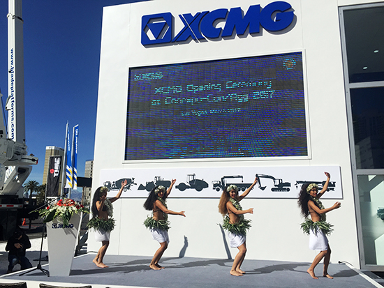 徐工展區充滿異域風情的歌舞表演