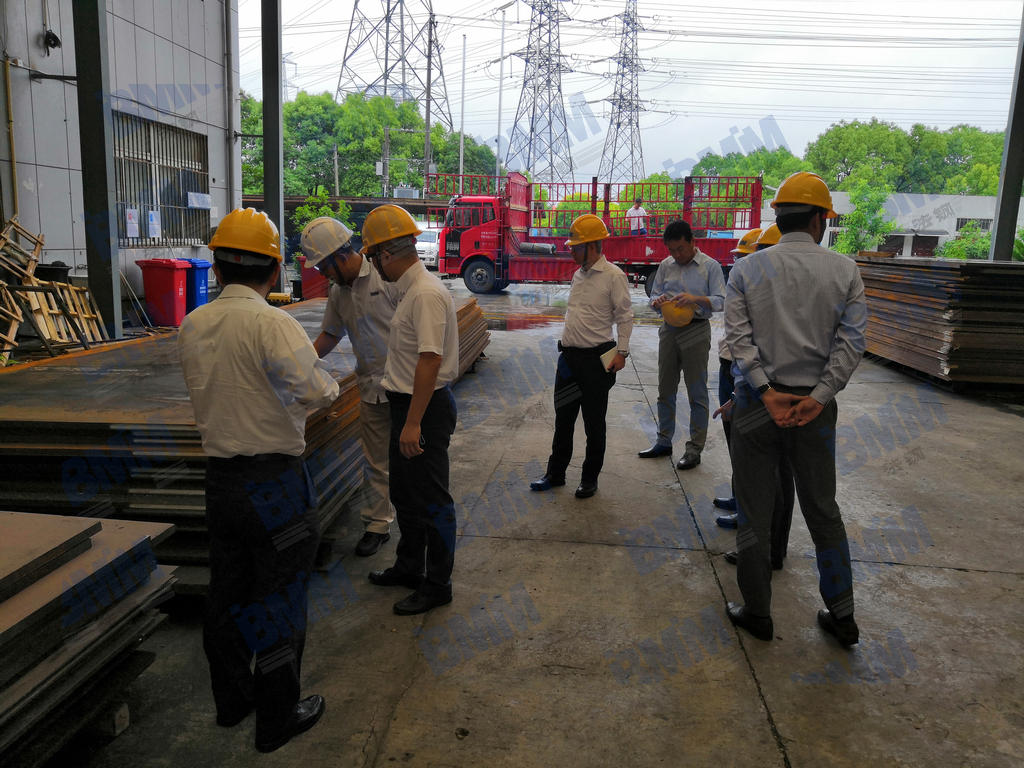 法鋼相關(guān)部門負責(zé)人陪同JFE鋼鐵高層在廠區(qū)內(nèi)參觀1